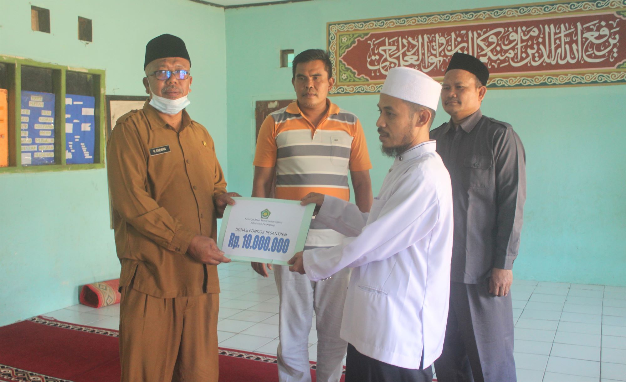 Penyerahan bantuan untuk pembangunan asrama Ponpes Abi Syifa.